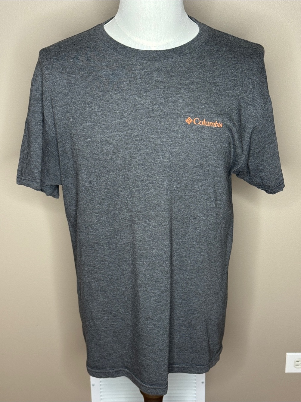 Columbia mens graphic short sleeve gray t-shirt size M.